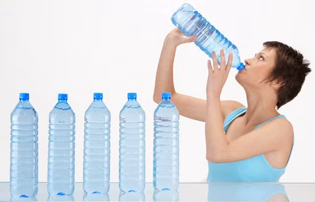 Tuy nhiên với những bệnh nhân suy giảm chức năng thận, lời khuyên này không phải luôn đúng. Uống quá nhiều nước sẽ làm tăng gánh nặng cho thận và tim. Để tốt cho sức khỏe, những người này cần kiểm soát lượng nước đưa vào cơ thể theo hướng dẫn của bác sĩ chuyên khoa.