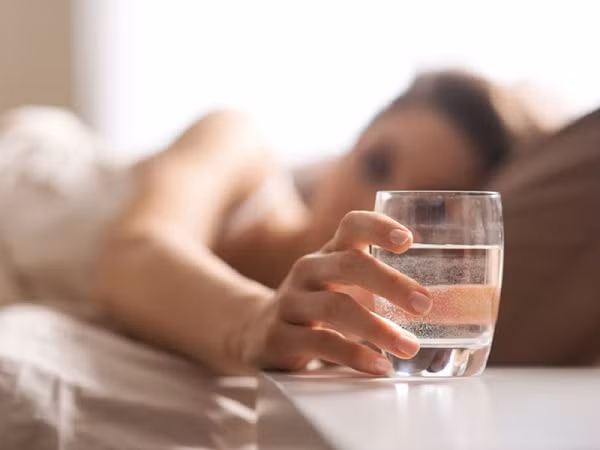 Mặt khác, sau giấc ngủ dài, quá trình bài tiết nước tiểu, hô hấp, bốc hơi qua da khiến lượng nước trong cơ thể tiêu hao lượng lớn. Lúc này, máu có xu hướng cô đặc, tăng độ nhớt. Chuyên gia sức khỏe khuyên nên bổ sung nước vào buổi sáng để bù đắp lượng nước mất đi và tăng cường khả năng giải độc.