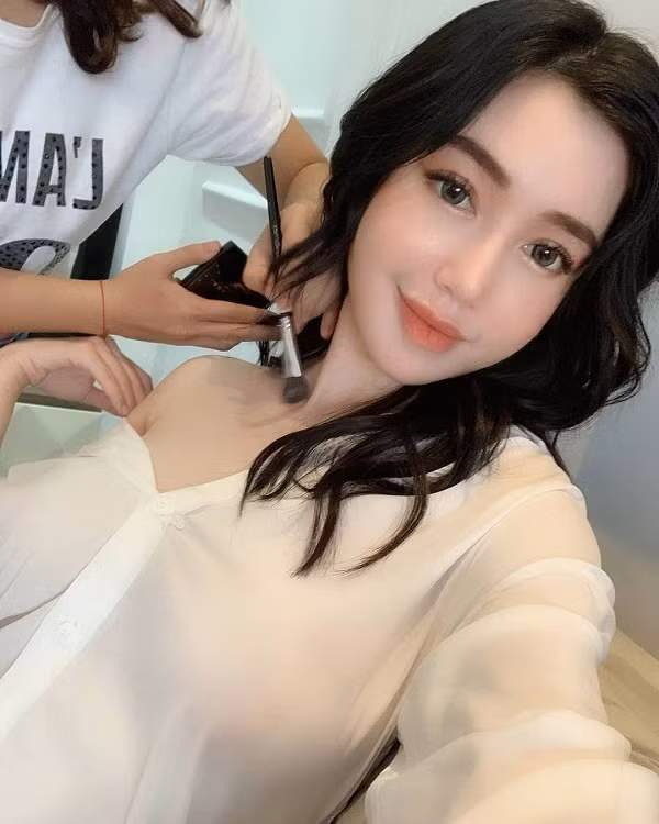 Điểm nhấn đặc biệt của cách biến tấu này là giúp khoe trọn được bờ vai thanh mảnh, khắc phục hoàn toàn cảm giác khô khăn vốn gắn mác cho sơ mi trắng.