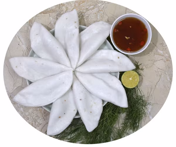 Bánh tai. Sở dĩ có tên là bánh tai vì hình dáng chiếc bánh khi hoàn thành rất giống với tai. Nguyên liệu để làm món bánh tai rất đơn giản, chỉ cần gạo tẻ, thịt lợn và gia vị.