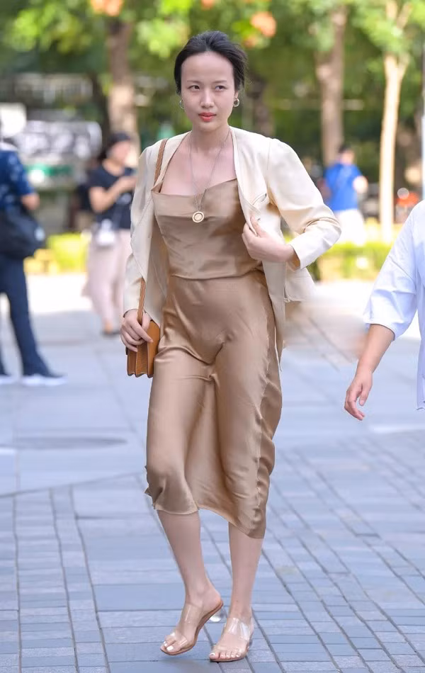 Do vậy, chị em có vòng 2 sập xệ, không thon gọn tốt nhất không nên chọn chúng làm streetstyle. Có rất nhiều item thoáng mát, an toàn, tôn dáng mà không cần phải ra sức che chắn giống như váy lụa.