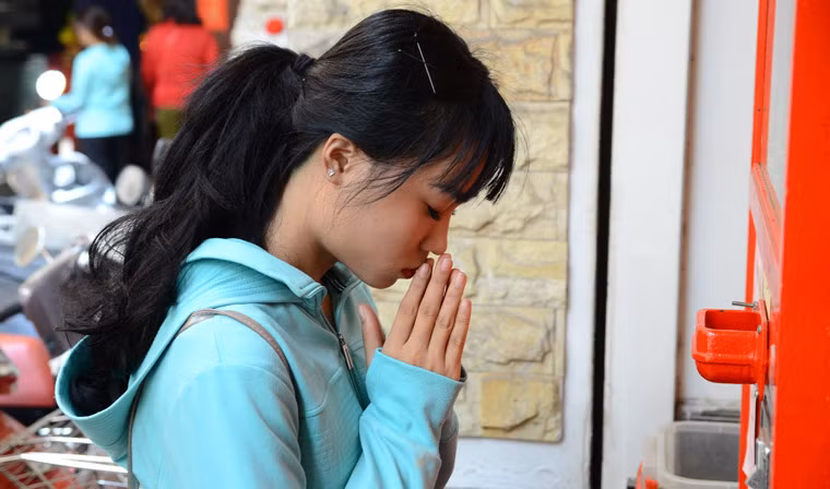 Thành khẩn cầu nguyện...