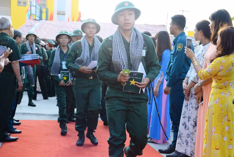 Các chàng trai mười tám đôi mươi trước giờ lên đường nhập ngũ. Ai cũng tự hào khi nhận được khăn rằn và nhật ký chiến sỹ để đồng hành trong suốt thời gian tại ngũ.