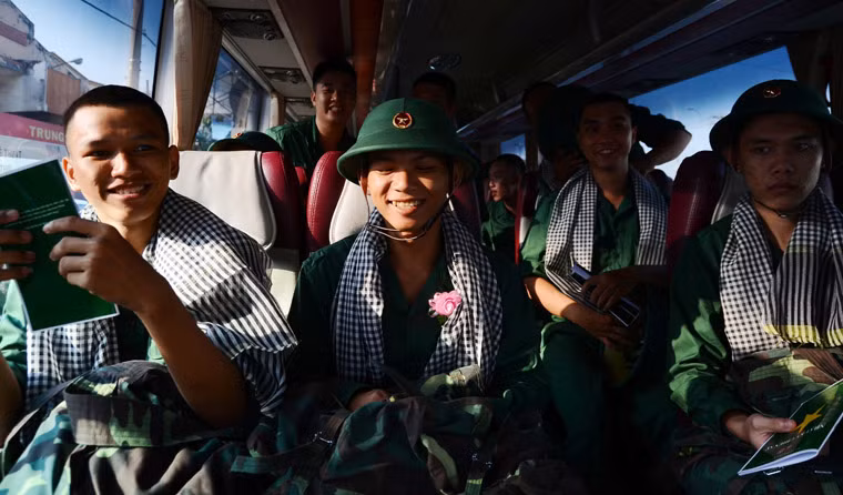 Những chàng trai mới hôm qua còn là "cậu ấm" thì từ hôm nay đã trưởng thành khi bước chân vào quân ngũ.
