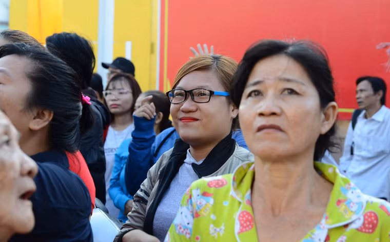 "Con trai tôi chưa một ngày xa nhà, nhưng khi nhận được quyết định nhập ngũ nó mừng như bắt được vàng. Từ sau Tết Nguyên đán, nó mong từng ngày để được lên đường cùng đồng đội vào quân ngũ", một người mẹ của tân binh ngụ quận Bình Tân tự hào chia sẻ.