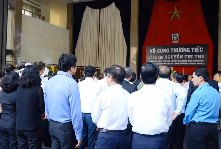 Bí thư Nguyễn Thiện Nhân xúc động viếng tang Đồng chí Nguyễn Thị Thu Bi thu Nguyen Thien Nhan xuc dong vieng tang Dong chi Nguyen Thi Thu