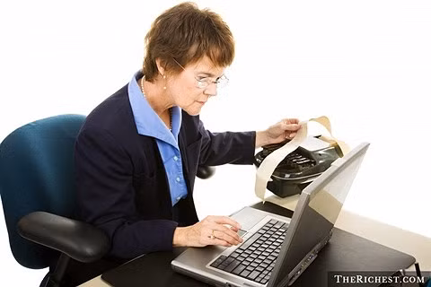 Thư ký tòa án. Người làm nghề này nhất thiết phải tham gia các phiên tòa xử án và ghi lại các diễn biến, quyết định chính của buổi xử. Các buổi xử lại diễn ra khá nhanh và người ta ước tính rằng người thư ký tòa án phải biết cách gõ khoảng 225 từ/ phút mới có thể theo kịp. Công việc đòi hỏi sự tập trung cao nhưng lại khá nhàm chán vì sự lặp đi lặp lại của nó.