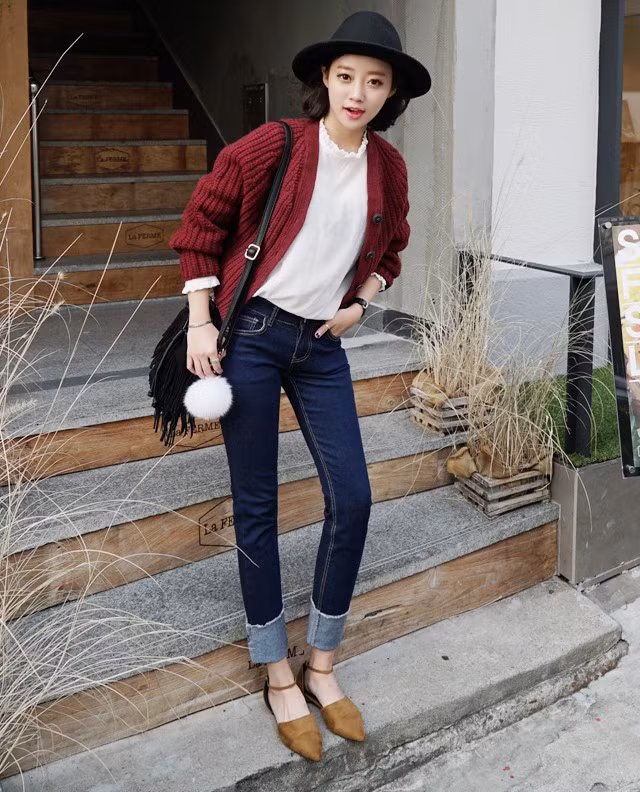 Kiểu đan thô dày kết hợp với áo dáng lửng khoe vẻ khỏe khoắn của người mặc. 