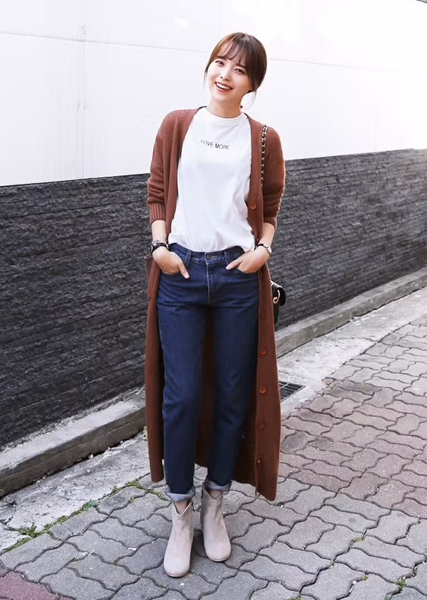 Sự ăn rơ các tông màu đậm chất vintage giúp bạn có bộ cánh mùa thu đẹp mắt. Và nếu muốn tăng cá tính, đừng bỏ qua cardigan dáng dài mix kèm ankle boot.