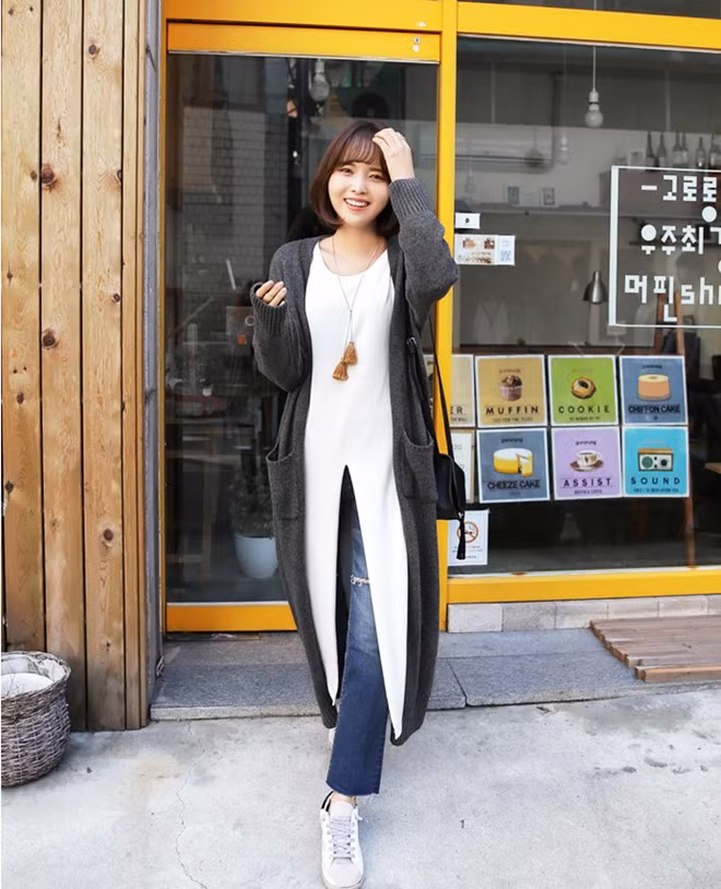 Với tông trầm của cardigan, bạn nên chọn áo sáng màu để tạo sự tương phản.