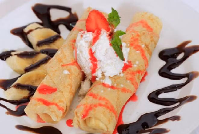 Bánh Crepe là loại bánh khá giống với bánh kếp nhưng mỏng hơn.Trên bề mặt bánh được phủ những lát dâu tây đỏ mong, thịt nguội hoặc pho mát, socola tan chảy hay bất cứ thứ gì khác bạn có thể nghĩ đến. Chắc chắn khi đến Pháp, bạn phải thưởng thức hương vị của món ăn tuyệt vời này. 