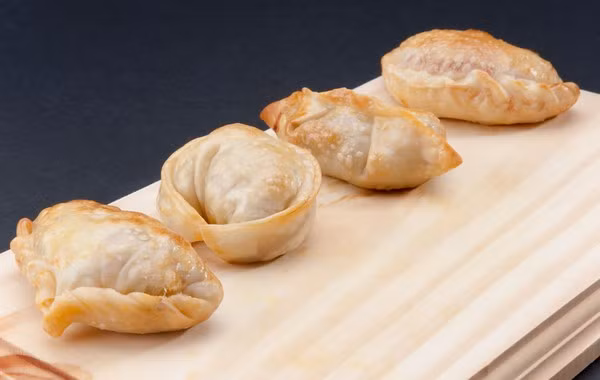 Bánh Panzerotti, Basilicata với phần nhân truyền thống chỉ gồm gồm cà chua và phô maimozzarella nóng chảy, tuy nhiên ngày nay bạn có thể tìm thấy nhiều biến thể nhân khác của Panzerotti như rau bina, nấm, ô liu, cá cơm và thịt nguội.
