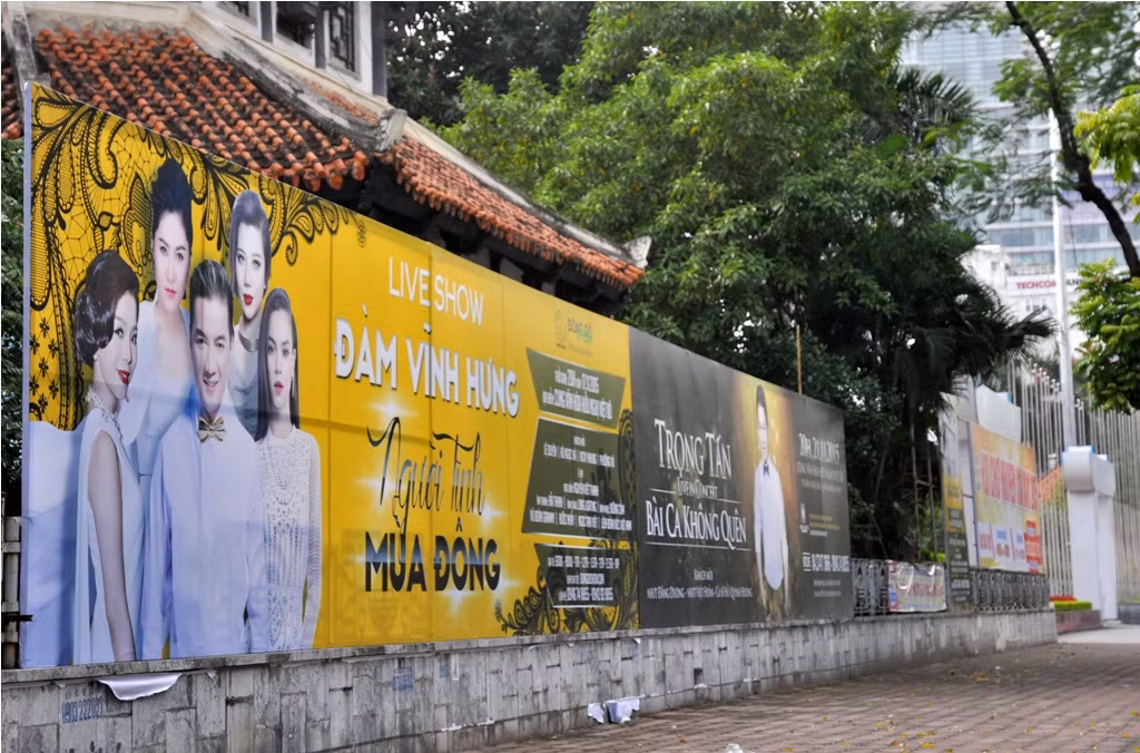 Quanh khu vực Cung văn hóa LĐHN Việt Xô, biển quảng cáo liveshow sắp công chiếu được căng biển quảng cáo dày đặc.