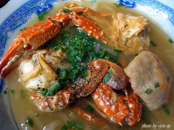 Bánh canh ghẹ Cầu Bông đường Đinh Tiên Hoàng: Mỗi phần bánh canh có ghẹ tươi ngon, săn chắc. Nếu ngại bóc tách, bạn có thể gọi phần bánh canh đã được bóc sẵn. Quán bán từ 16h hàng ngày. Ảnh: Mèo Ác. 