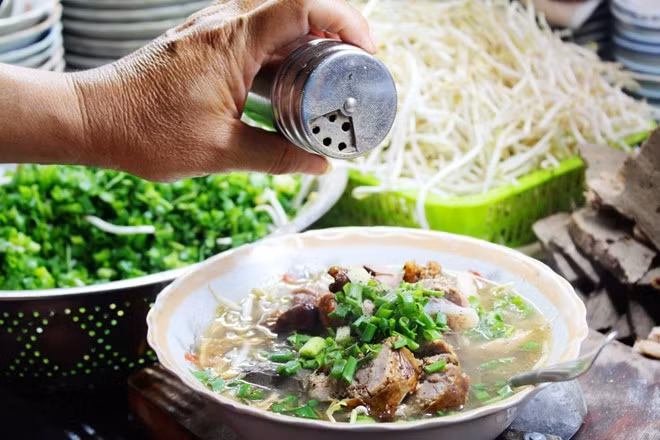 Cháo lòng cô Ba đường Nguyễn Huy Tự có thâm niên hơn 30 năm. Tô cháo ở đây đầy đặn, có hương vị đặc trưng. Điểm nhấn của món ăn là phần dồi được nhồi bằng thịt thăn heo. 
