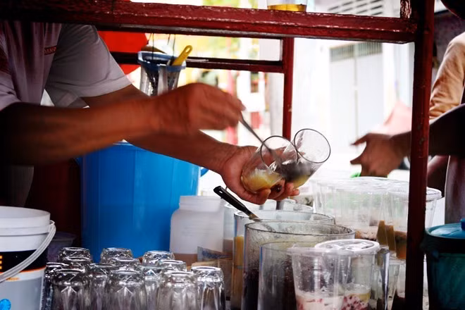 Chè 3 màu đường Nguyễn Phi Khanh (ngã tư Trần Quốc Toản - Nguyễn Khi Khanh) bán từ 15h. Xe chè chỉ bán các món chè truyền thông song nhờ bí quyết riêng mà các món đều có khả năng gây nghiện. 