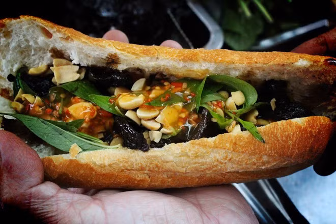 Xe bánh mì khô bò đường Nguyễn Huy Tự nằm kế bên cháo lòng cô Ba. Để bánh mì và khô bò, hai thành phần tưởng như không liên quan có thể kết hợp với nhau, người bán đã đặc chế loại tương ớt có tác dụng dung hòa. 