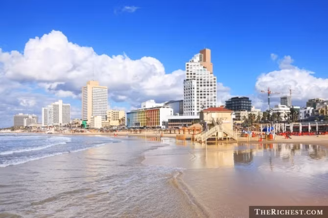 Tel Aviv, Israel: Tel Aviv là điểm đến hiện đại nhưng vẫn đậm chất văn hóa. Tới đây, du khách trẻ sẽ có một kỳ nghỉ tuyệt vời, với những hộp đêm, bãi biển tuyệt đẹp. Những cô gái ở Tel Aviv rất vui vẻ, nồng nhiệt và cởi mở. Do đó, đây sẽ là nơi lý tưởng cho các chàng trai tìm kiếm tình yêu.