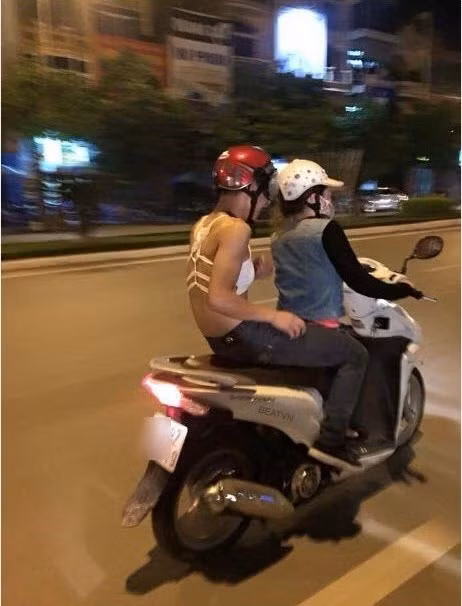 Kẻ bệnh hoạn mặc nội y nữ ra đường.