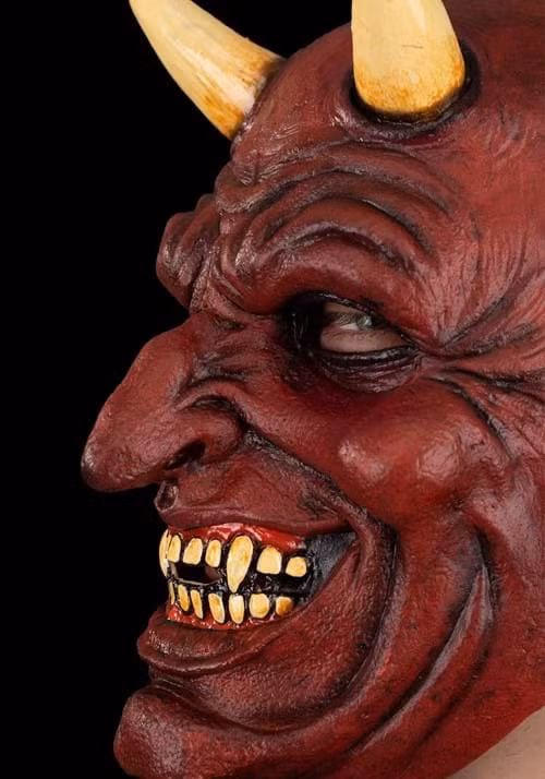 Ngoài ra, quỷ Satan còn gây ra nhiều tai họa cho nhân loại. Ác quỷ này dụ dỗ những con người nhẹ dạ cả tin, làm điều tàn ác, trái với luân thường đạo lý... Từ đó, Satan gây ra những hỗn loạn lớn trong xã hội. Ảnh: halloweencostumes.