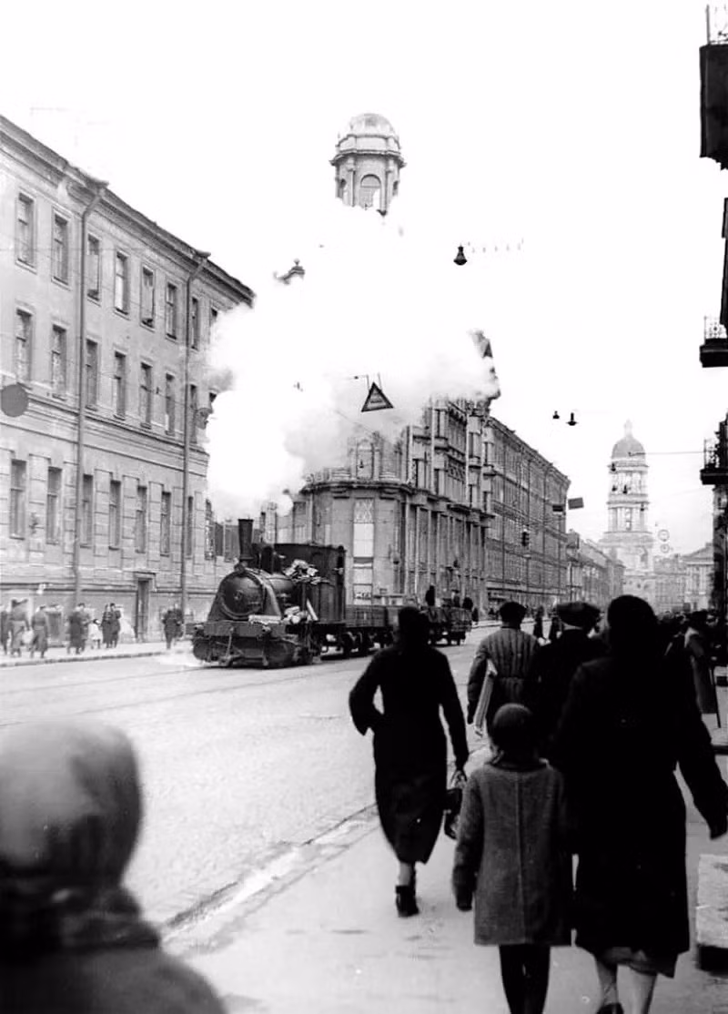 Nhờ vậy, lương thực, thực phẩm, thuốc men, vũ khí... được chuyển tới Leningrad. Quân và dân Liên Xô ở Leningrad làm việc, chiến đấu chống lại kẻ địch suốt nhiều tháng trước khi đánh bại quân phát xít Đức vào tháng 1/1944.