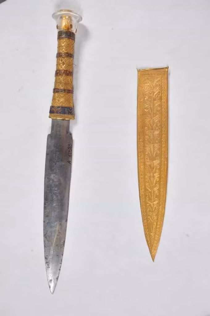 Với phát hiện này, các chuyên gia xác định con dao găm được chôn cùng pharaoh Tutankhamun làm từ thiên thạch sắt - một trong những vật thể cổ xưa nhất hệ Mặt trời. Hiện vật này là bằng chứng sớm về tầm quan trọng của đồ trang trí rèn từ sắt thiên thạch. Ảnh: historicaleve.
