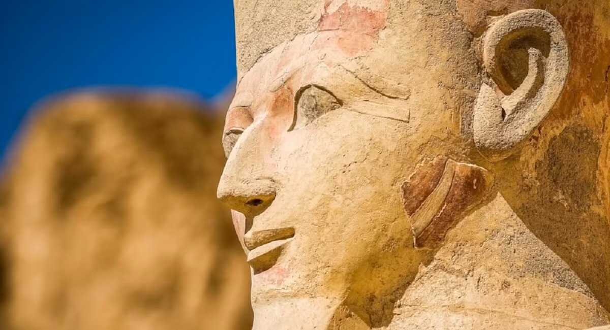 Sau khi chồng chết năm 1479 trước Công nguyên, bà hoàng Hatshepsut được phong làm quan nhiếp chính do con trai riêng của chồng với người vợ khác là Thutmose III còn quá nhỏ, không thể tự cai trị đất nước.