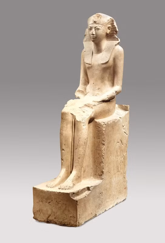 Nữ pharaoh Hatshepsut ngồi trên ngai vàng cho đến khi qua đời vào năm 1458 trước Công nguyên. Trong suốt thời gian tại vị, bà thường mặc trang phục của nam pharaoh và dùng cả bộ râu giả.