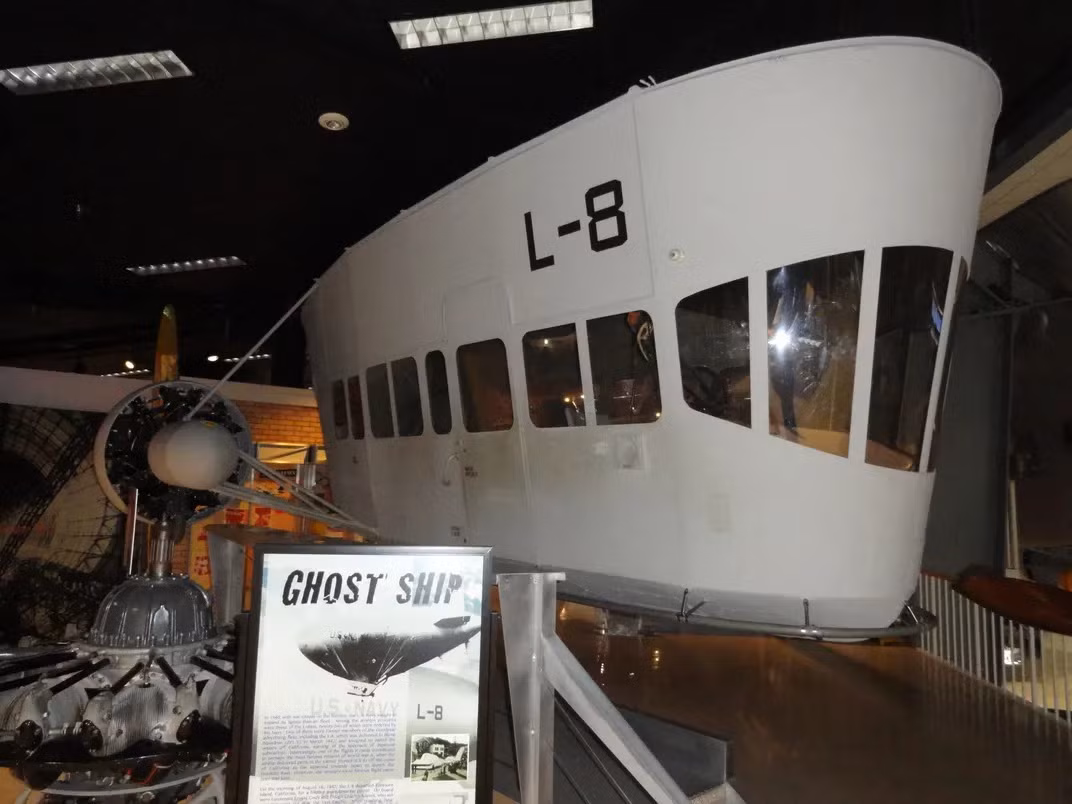 Khinh khí cầu L-8 tiếp tục bay sâu vào đất liền và rơi xuống thành phố Daly. Sau khi không nhận được bất cứ tin tức nào từ phi hành đoàn trên khinh khí cầu L-8, lực lượng chức năng đã cử nhân viên cứu hộ tới hiện trường điều tra, tìm hiểu sự việc. Ảnh: National Naval Aviation Museum.