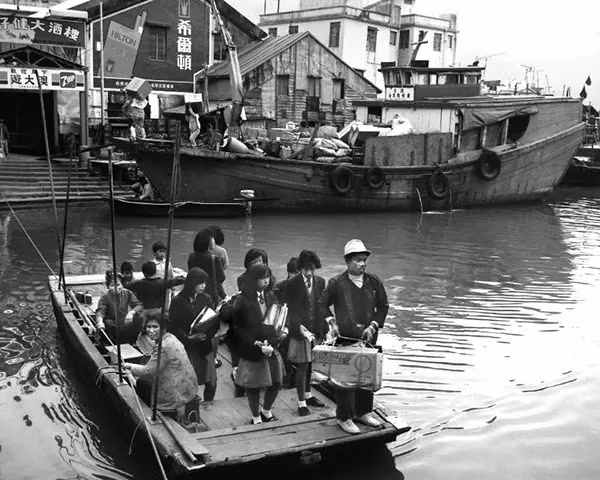 Tàu thuyền được sử dụng để chở khách tại làng chài Tai-O, Hong Kong năm 1986.