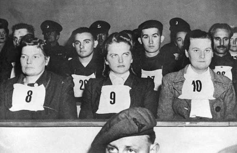 Đến tháng 3/1943, Irma chuyển đến làm việc tại Auschwitz , trại tử thần lớn nhất và khét tiếng nhất của phát xít Đức. Là thành viên Đức quốc xã trung thành và tận tụy, Irma luôn hoàn thành nhiệm vụ được giao một cách xuất sắc. Vì vậy, không lâu sau, ả trở thành sĩ quan có chức vụ cao thứ 2 tại Auschwitz. Khi đó, ả mới 20 tuổi. Ảnh: Wikimedia Commons.