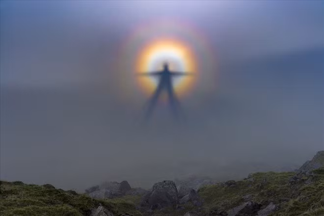 " Những người trong bóng tối" (Dark Watchers) là những bóng đen bí ẩn xuất hiện lúc hoàng hôn tại những ngọn của dãy núi Santa Lucia, khu vực miền trung California, Mỹ. Đó là những hình người cao lớn, mặc áo choàng đen dài và đứng bất động. Ảnh: Wiki.
