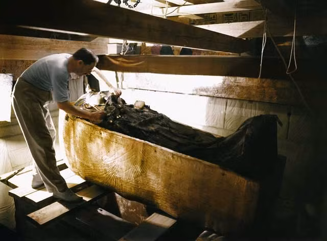 Vì vậy, "Lễ đánh thức thần Osiris" dường như tái hiện câu chuyện này, khi sử dụng 4 khay đựng chất lỏng - có thể là nước sông Nile hoặc rượu - được dùng để đổ lên xác ướp của vị pharaoh hoặc đổ bên cạnh. Trong khi đó, 4 cây gậy có thể tượng trưng cho cây gậy mà Horus sử dụng. Ảnh: Burton photograph 0010 © Griffith Institute, University of Oxford (colourised by Dynamichrome).