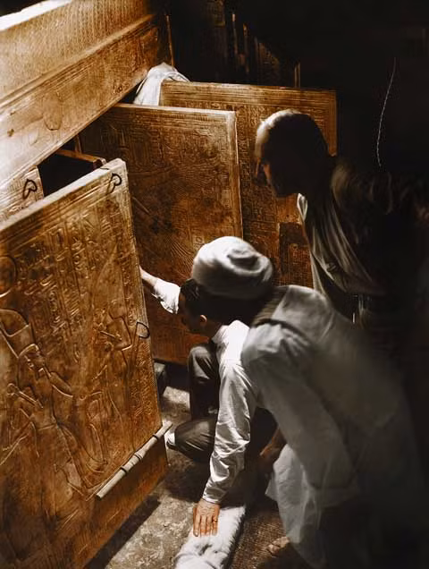 Osiris là vị thần cai quản địa ngục của người Ai Cập cổ đại. Theo thần thoại, Osiris đã được hồi sinh sau khi bị anh trai Seth giết hại. Trong quá trình đó, con trai của Osiris là Horus đã vẫy một cây gậy về phía cha và gọi ông thức dậy. Ảnh: Burton photograph 0010 © Griffith Institute, University of Oxford (colourised by Dynamichrome).