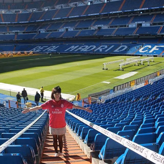 Mang lá quốc kỳ Việt Nam đến sân Bernabeu, chụp ảnh và tham quan sân... Kim Phúc và Thu Huyền còn nghĩ ra một ý tưởng vô cùng táo bạo đó là thực hiện ảnh cưới trên chính sân bóng nổi tiếng này.