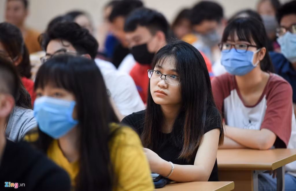 Bác sĩ Vũ Quốc Đạt, Trưởng phòng Hành chính, Đại học Y Hà Nội, cho hay trường vẫn quyết định cho sinh viên đi học vì dịch chưa bùng phát trên diện rộng mà chỉ là các ca lẻ tẻ ở nhiều địa phương. Bên cạnh đó, sinh viên, giảng viên còn là nguồn nhân lực để phòng chống dịch với các công việc như trực, chăm sóc, theo dõi bệnh nhân.