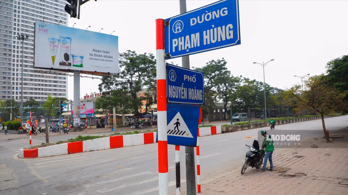 Nguyễn Hoàng cũng là một trong những tuyến đường khiến người tham gia giao thông phải "chôn chân tại chỗ". Thế nhưng hiện tại, nơi đây vắng bóng người qua lại.