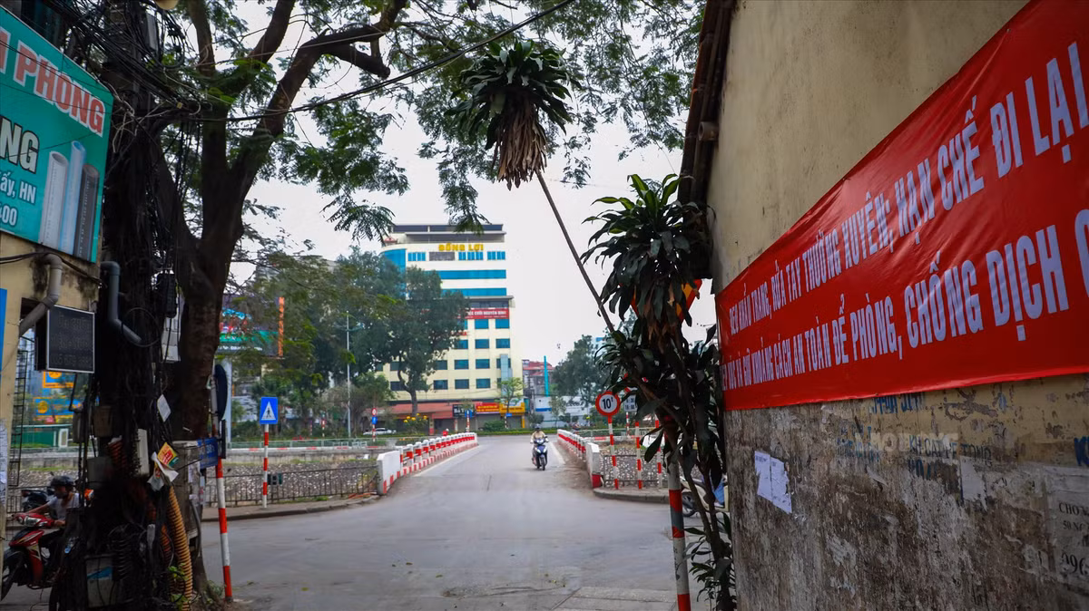 Ngã tư cầu Yên Hoà - Nguyễn Khang, địa điểm tắc nghẽn "kinh hoàng" với những người phải thường xuyên di chuyển qua đây cũng trở nên vô cùng thông thoáng. Các banner được treo khắp các con phố kêu gọi người dân chung tay đẩy lùi dịch bệnh.