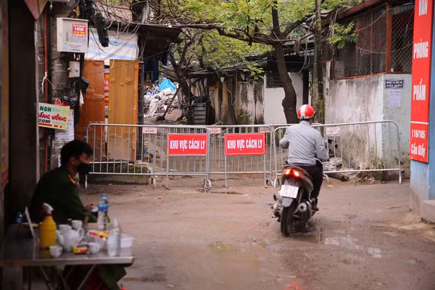 Ngày 8/3, bệnh nhân nhập viện Bệnh viện Bệnh Nhiệt đới Trung ương cơ sở 2 với triệu chứng sốt nhẹ, không ho, không khó thở và đã được Bệnh viện lấy mẫu làm xét nghiệm Covid-19 và cho kết quả dương tính với virus SARS-CoV-2.