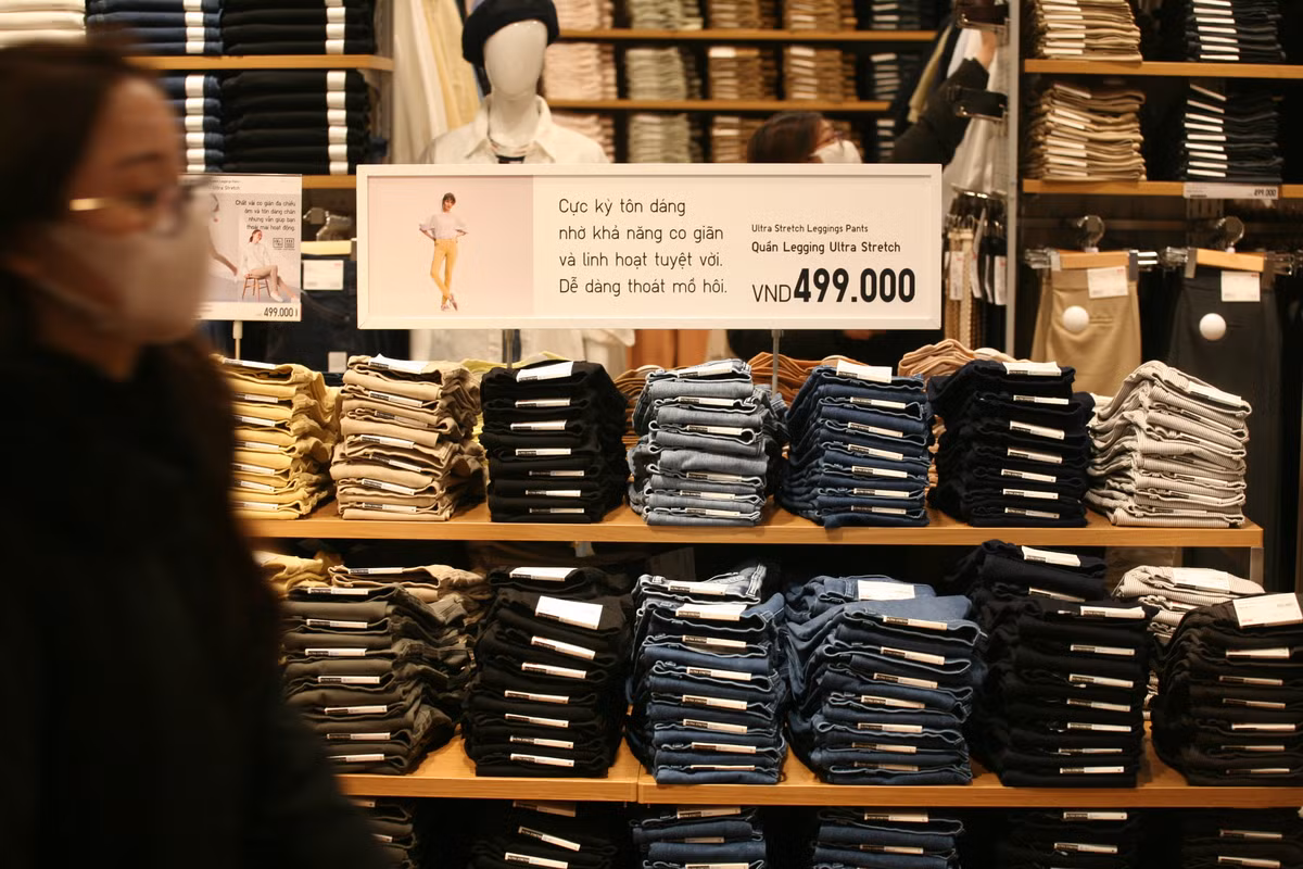 Theo quan sát của PV, giá của các sản phẩm quần áo bày bán trong cửa hàng đầu tiên của Uniqlo Phạm Ngọc Thạch giao động khoảng trên dưới 1 triệu đồng.