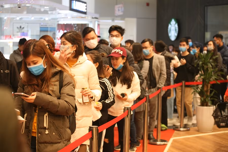 Cửa hàng đầu tiên của Uniqlo tại Hà Nội nằm tại một trung tâm thương mại trên phố Phạm Ngọc Thạch, quận Đống Đa rộng khoảng 2.500m2.