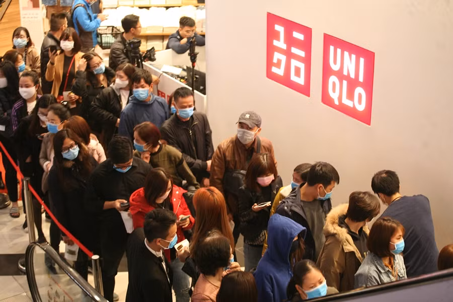 Cửa hàng Uniqlo đầu tiên tại Hà Nội bày bán nhiều sản phẩm của dòng Lifewear đặc trưng dành cho cả nam, nữ, trẻ em thuộc nhiều độ tuổi khác nhau.