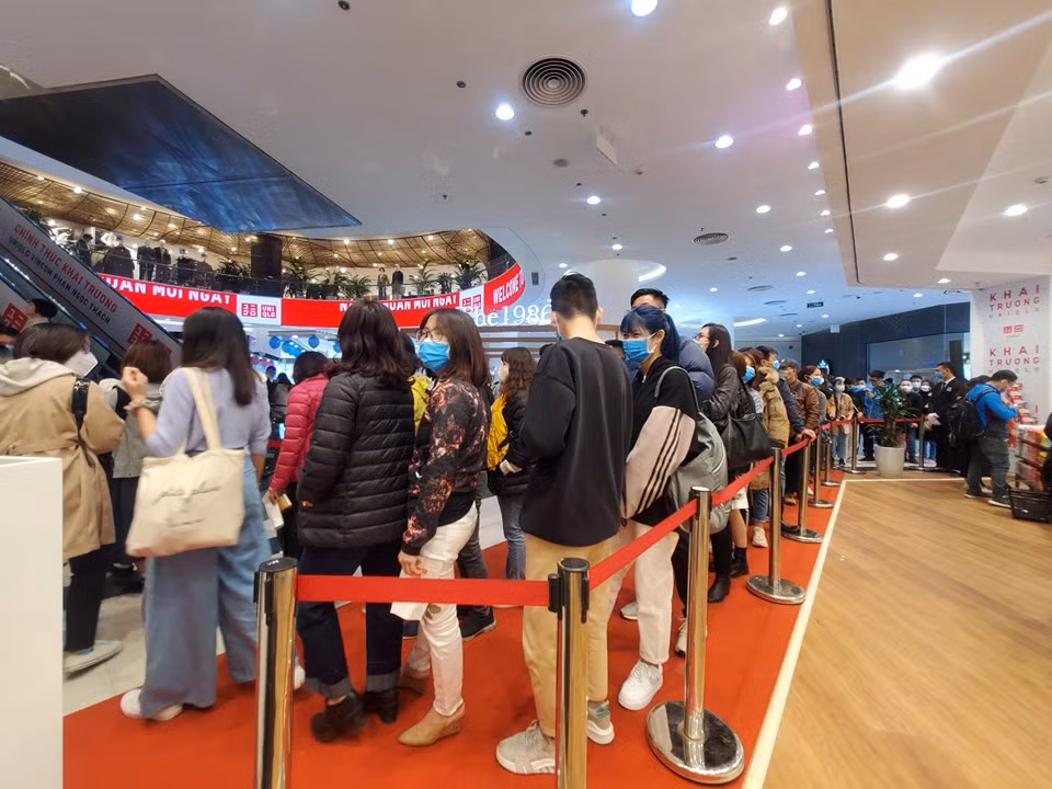 Trong sáng nay, một số khách hàng đến đầu tiên đã may mắn được các nhân viên của Uniqlo tặng quà.