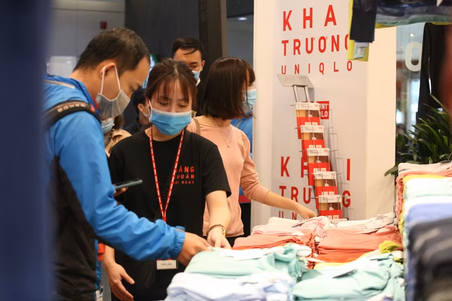 Các nhân viên Uniqlo tư vấn, hướng dẫn khách hàng tỉ mỉ.