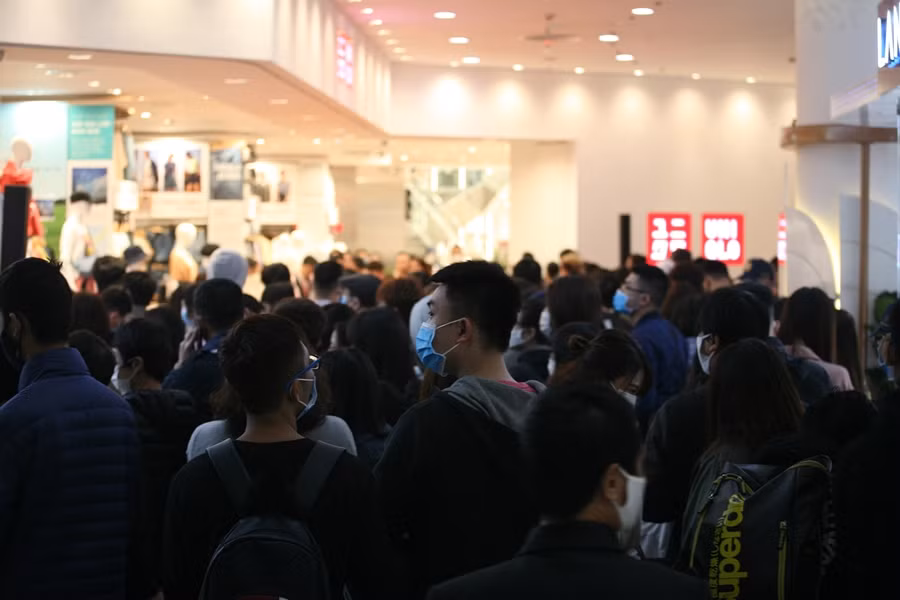 Từ sáng sớm, hàng nghìn người dân Thủ đô đã ùn ùn kéo nhau đến hàng Uniqlo đầu tiên tại Hà Nội trong ngày khai trương.