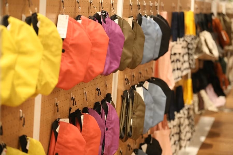 Trước đó, trả lời báo chí, Tổng giám đốc Uniqlo Việt Nam, ông Osamu Ikezoe cho biết, trong 3-5 năm tới sẽ mở nhanh các cửa hàng tại Hà Nội và TP HCM. Hoạt động sản xuất của Uniqlo chủ yếu tại Trung Quốc, nhưng đang tăng cường sản xuất tại Việt Nam, Indonesia, Ấn Độ.
