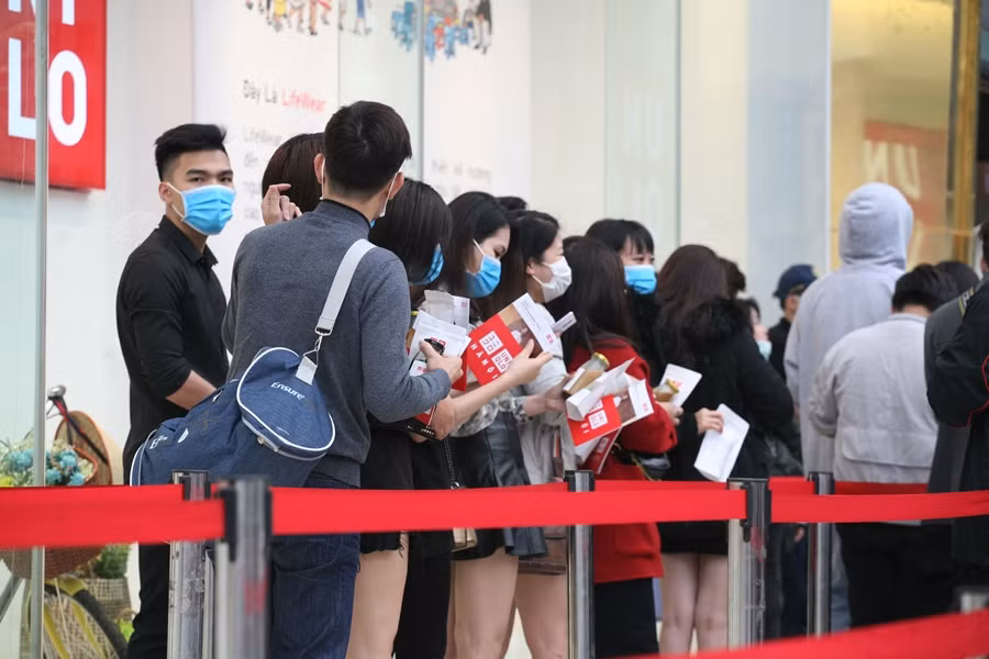 Người dân xếp hàng dài từ ngoài vào bên trong cửa hàng Uniqlo trong ngày khai trương.
