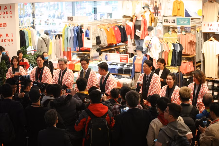Đúng 9h30 sáng ngày 6/3, lãnh đạo của Fast Retailing, Tập đoàn sở hữu thương hiệu Uniqlo, đã chính thức cắt băng khai trương cửa hàng Uniqlo đầu tiên tại Hà Nội.
