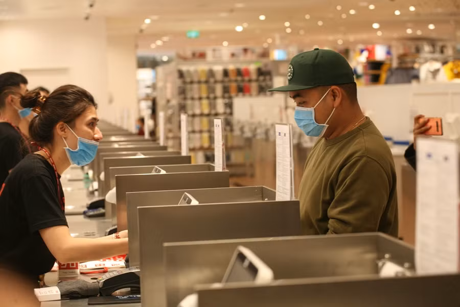 Những vị khách đầu tiên thanh toán tại Uniqlo tỏ ra háo hức.