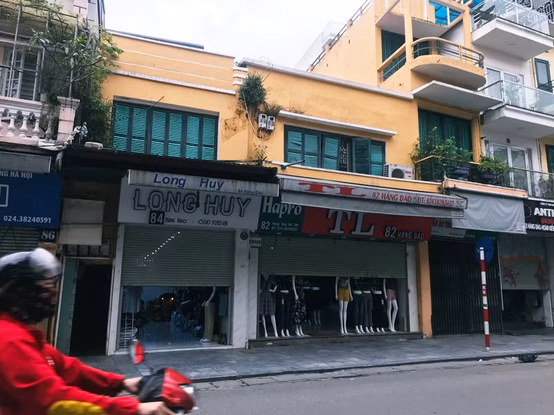 Một số cửa hàng thời trang trên phố Hàng Đào vẫn cố gắng mở hé nửa cánh cửa cuốn.